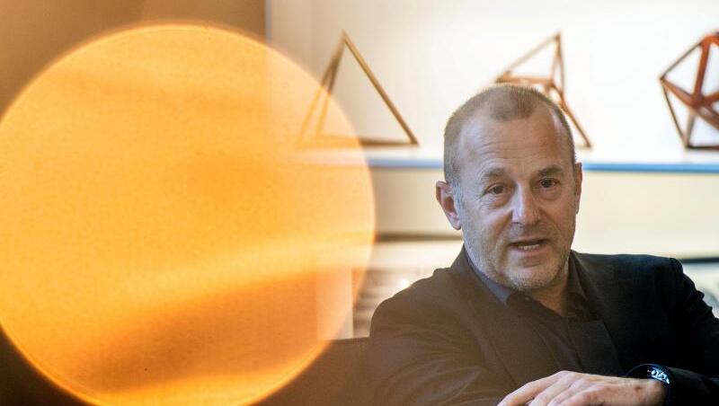 Heino Ferch, Schauspieler, sitzt auf einem Sofa. Foto: Lino Mirgeler/Archiv Heino Ferch, Schauspieler, sitzt auf einem Sofa. Foto: Lino Mirgeler/Archiv
