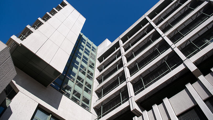 Das Gebäude an der Nymphenburger Straße gehört dem Freistaat. Noch vor zwei Jahren hatte er angekündigt, in dem bald nicht mehr benötigten alten Strafjustizzentrum bezahlbaren Wohnraum schaffen zu wollen. Doch plötzlich wechselt die Regierung den Kurs.
