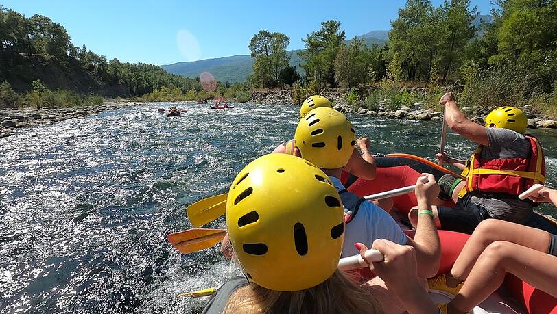 Beim gemeinsamen Abenteuer auf einem Fluss sind alle gleichberechtigt. Beim gemeinsamen Abenteuer auf einem Fluss sind alle gleichberechtigt.