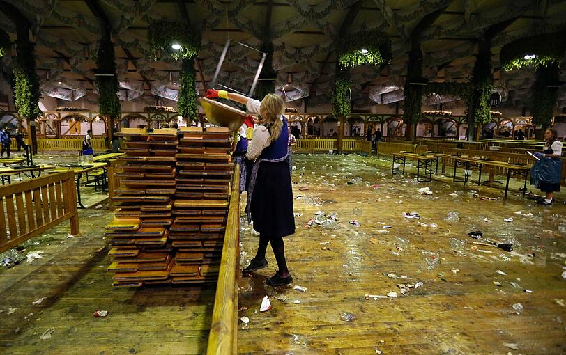 Die emotionalsten Bilder vom Wiesn-Kehraus: Bedienungen feiern am 07.10.2012 in München den traditionellen Kehraus im Höfbräu-Festzelt und beschließen damit ihre arbeitsreiche Zeit auf dem Oktoberfest. Nach 14-tägiger Dauer ging am Sonntag das 179. Oktoberfest zu Ende.