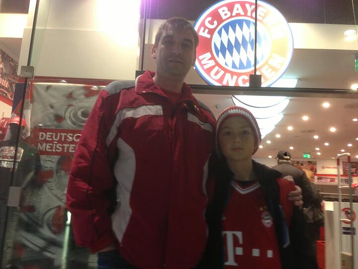 Diese Fans warteten am Flughafen und hatten Pech: Die Spieler bekamen sie nicht zu Gesicht.