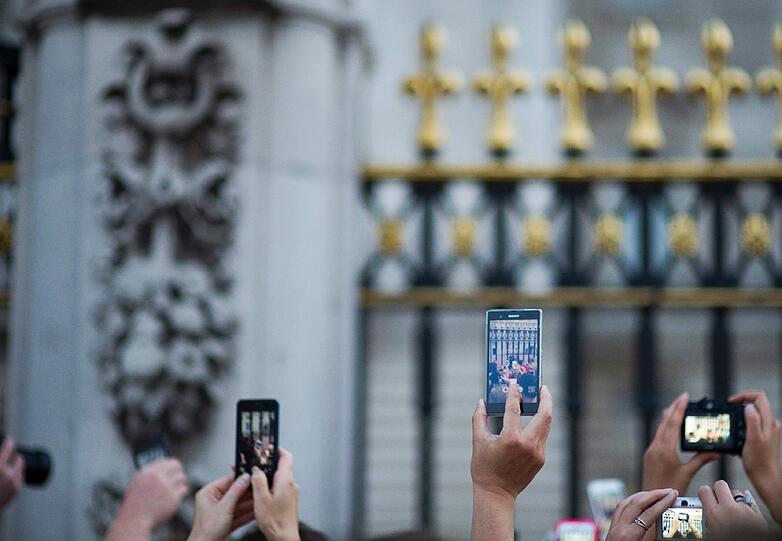 Die Fans zückten ihre Smartphones und fotografierten was das Zeug hielt.