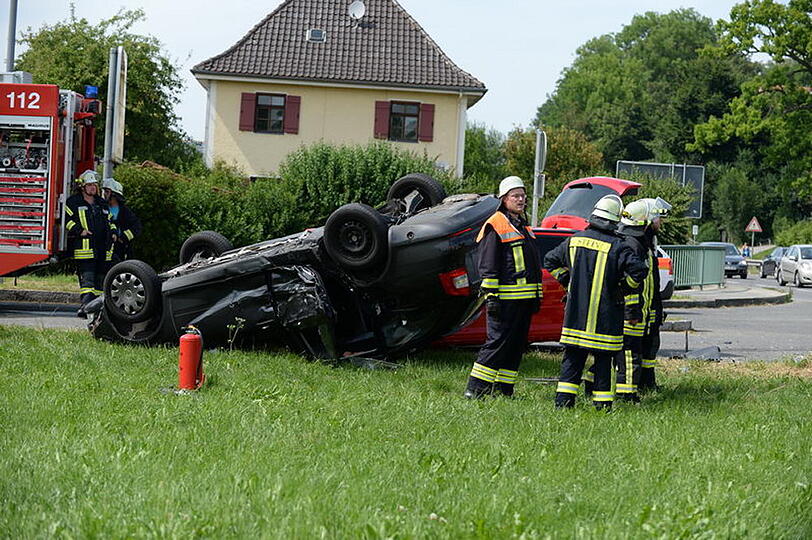 Schwerer Unfall am Bahnübergang St. Georgen: Zwei Autos sind so heftig aneinander gekracht, dass sich ein Pkw überschlug und auf dem Dach liegen blieb. Die Bilder...