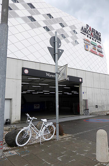 Offenbachstr (Einfahrt Pasing Arkaden): Am 16. Juli 2008 wurde hier eine 47-jährige Radlerin an der Baustelle der Pasing Arkaden von einem ausfahrenden LKW übersehen und überfahren.