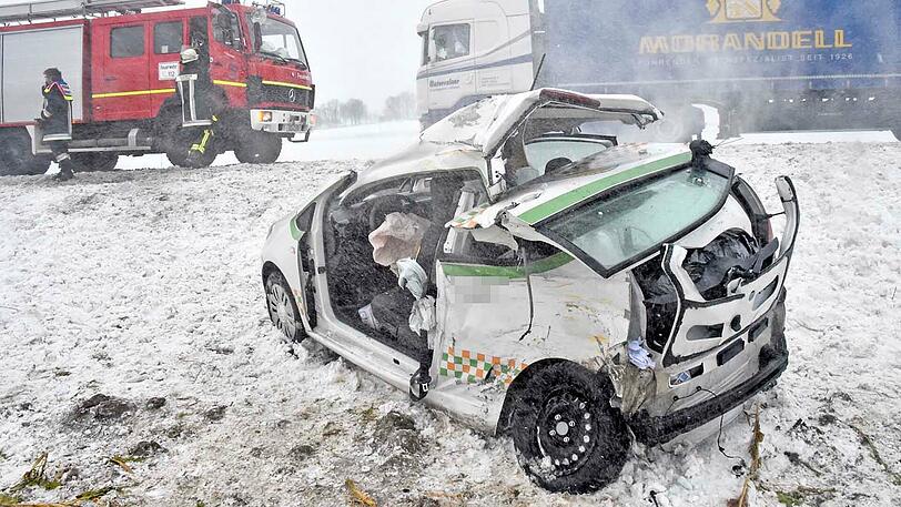 Auf der St. 2580 bei Erding prallte ein Kleinwagen seitlich gegen einen Lkw. Eine Person wurde verletzt, zudem kam es zu einer längeren Totalsperre der Straße.