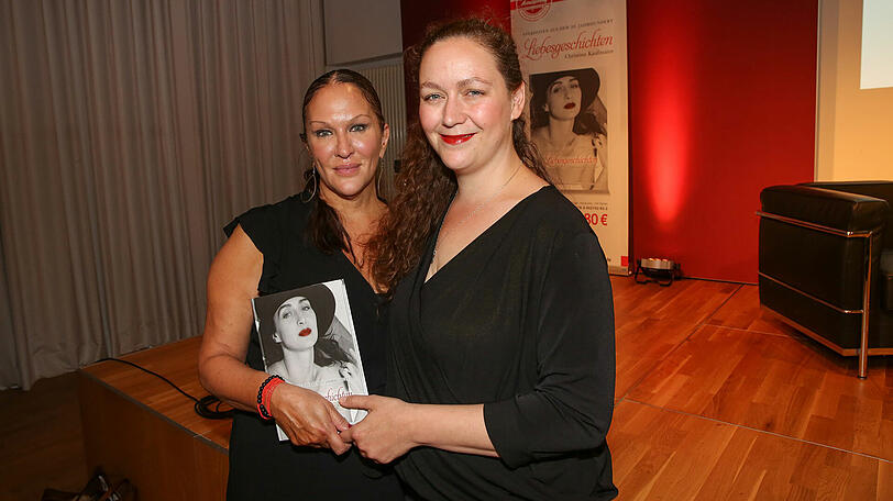 Aufgeregt, bewegt, gerührt &ndash; aber auch glücklich: Christine Kaufmanns Tochter Allegra Curtis (links) und die Enkelin Dido Sargent mit den "Liebesgeschichten", die Christine Kaufmann mit der Hilfe von LEUTE-Reporterin Kimberly Hoppe verfasst hat.