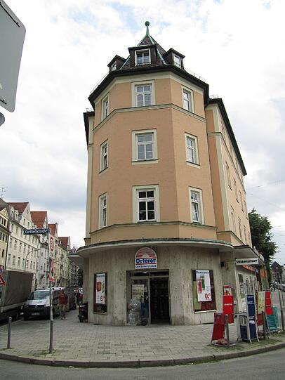Picadilly in Bogenhausen: An der Abzweigung zur Trogerstraße steht dieses Haus mit der stark abgerundeten Fassade.