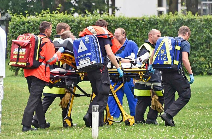 Hier wird einer der Jugendlichen abtransportiert. Die Polizei übernahm anschließend die Spurensicherung.