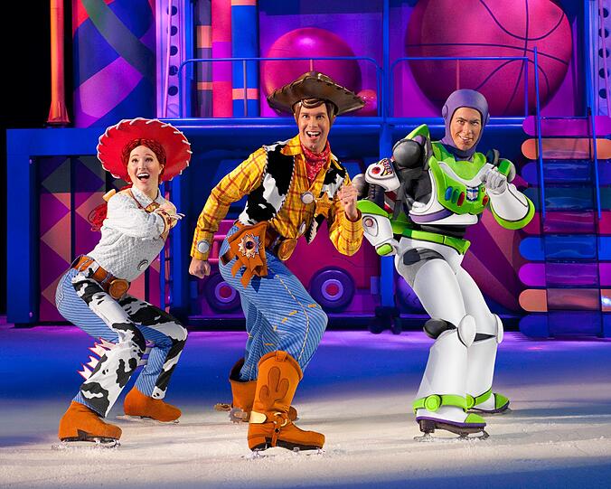 Rasante Stunts und waghalsige Artistik auf rutschiger Bühne sehen die Zuschauer bei Disney On Ice.