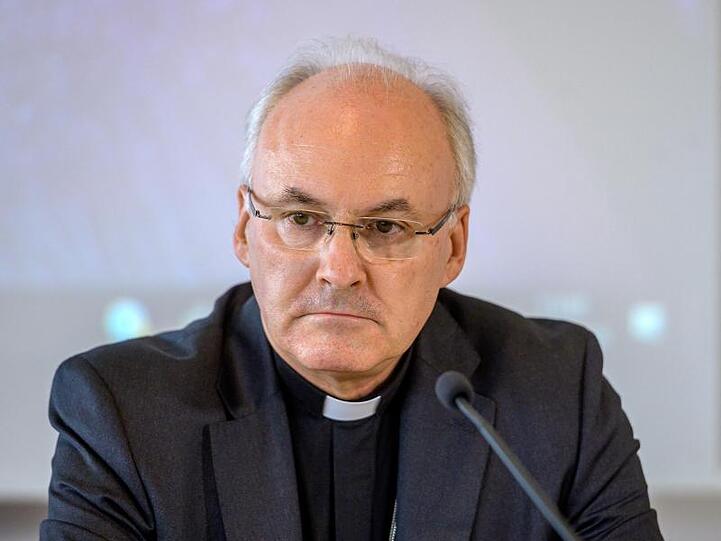 Rudolf Voderholzer, Bischof von Regensburg, nimmt an einer Pressekonferenz teil.