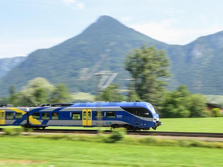 Ein Meridian, ein Nahverkehrs-Zugangebot der BOB, fährt durch das Inntal. Foto: Matthias Balk/dpa/Archivbild