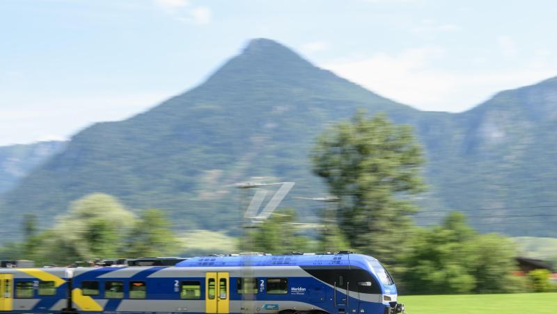 Ein Meridian, ein Nahverkehrs-Zugangebot der BOB, fährt durch das Inntal. Foto: Matthias Balk/dpa/Archivbild