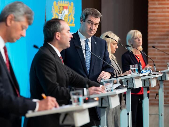 Markus Söder (CSU, M) nimmt nach einer Kabinettssitzung an einer Pressekonferenz teil. Foto: Sven Hoppe/dpa