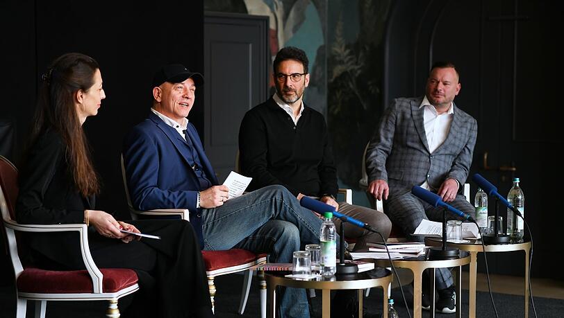 Inka Albrecht (Geschäftsführende Direktorin), Josef E. Köpplinger (Staatsintendant), Rubén Dubrovsky (Chefdirigent), Karl Alfred Schreiner (Ballettdirektor) Inka Albrecht (Geschäftsführende Direktorin), Josef E. Köpplinger (Staatsintendant), Rubén Dubrovsky (Chefdirigent), Karl Alfred Schreiner (Ballettdirektor)