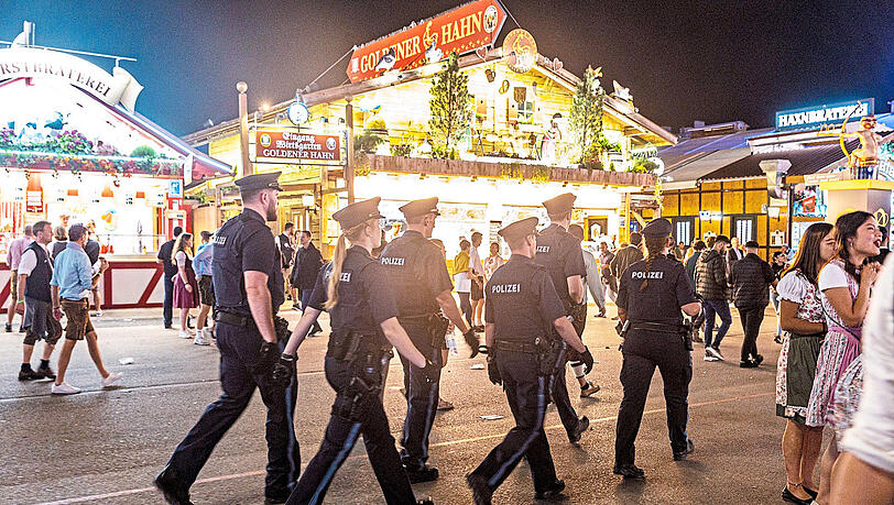 Sobald es auf der Wiesn dunkel wird und der Alkoholpegel bei den Besuchern ansteigt, gibt es auch für die Beamtinnen und Beamten der Wiesnwache immer mehr zu tun.  Imago