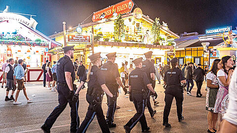 Sobald es auf der Wiesn dunkel wird und der Alkoholpegel bei den Besuchern ansteigt, gibt es auch für die Beamtinnen und Beamten der Wiesnwache immer mehr zu tun.  Imago