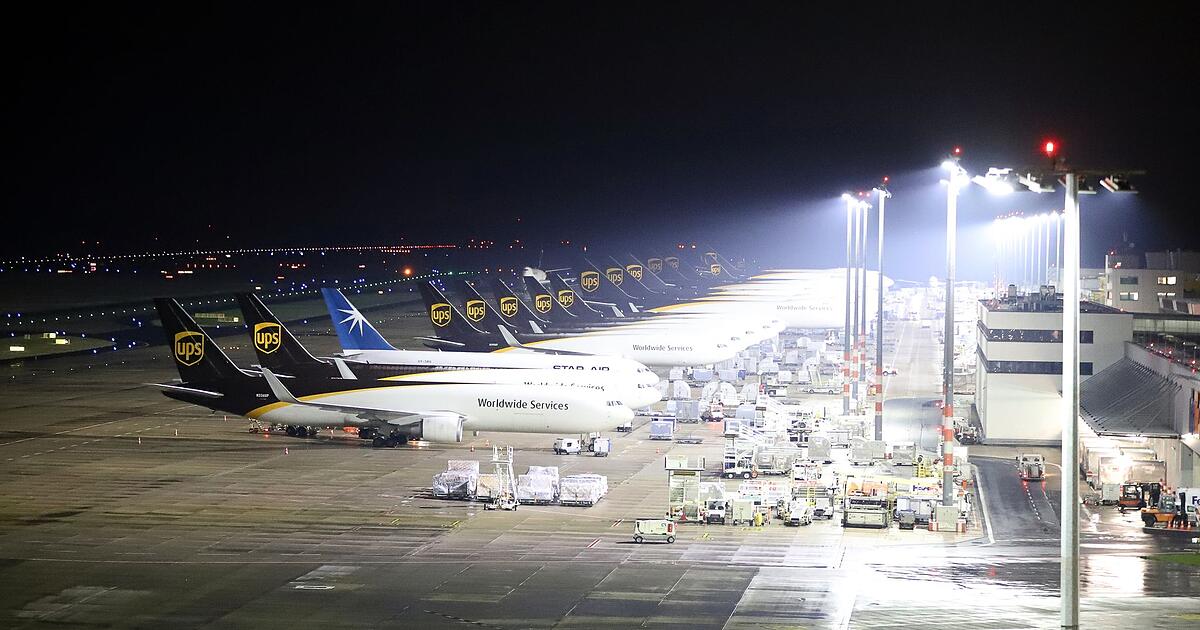 Versp-tete-Passagiere-laufen-auf-Flugfeld-Strafverfahren