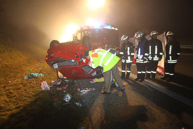 Auf der Autobahn 94 bei Neuötting (Landkreis Altötting) ist am Montagabend eine Autofahrerin bei einem schweren Unfall tödlich verunglückt.