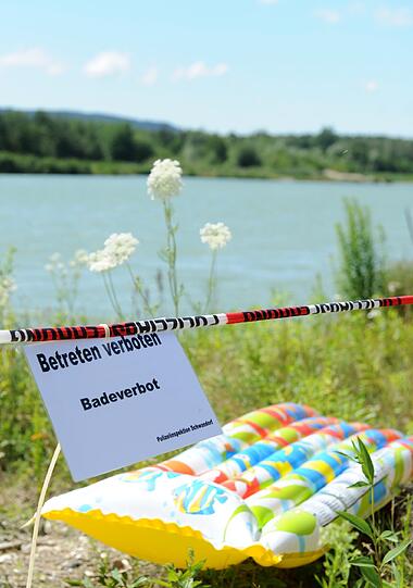 Die Suche nach dem angeblichen Krokodil in einem Schwandorfer Badesee weitet sich aus. Mehrere Taucher der Bereitschaftspolizei haben am Montag auf einem Boot die Wasseroberfläche abgesucht, um dem Reptil auf die Spur zu kommen.