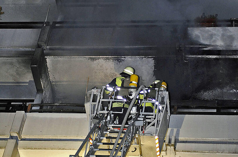 Feuerwehr-Rettungsaktion aus einem brennenden Wohnhaus. (Archivbild)