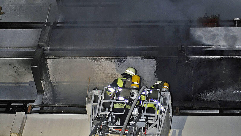 Feuerwehr-Rettungsaktion aus einem brennenden Wohnhaus. (Archivbild) Feuerwehr-Rettungsaktion aus einem brennenden Wohnhaus. (Archivbild)