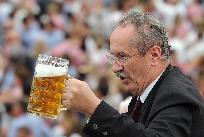 Auch Alt-OB Ude wurde nicht vom Regen verschont.