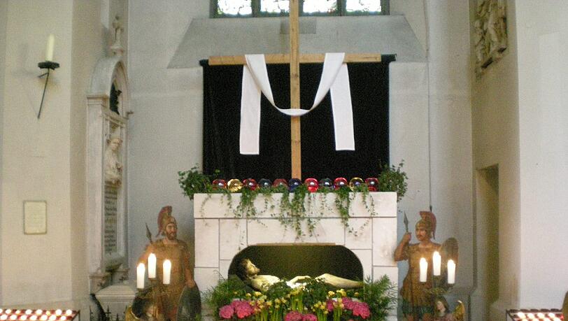 Haidhausen: St. Johann Baptist mit den Soldatenfiguren.