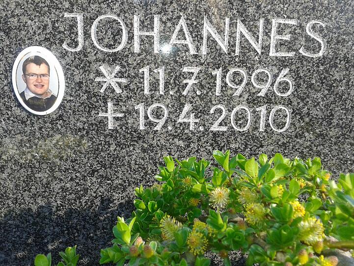 Der Grabstein von Johannes H. in Wolnzach: Der Bub verstarb nach einer OP.