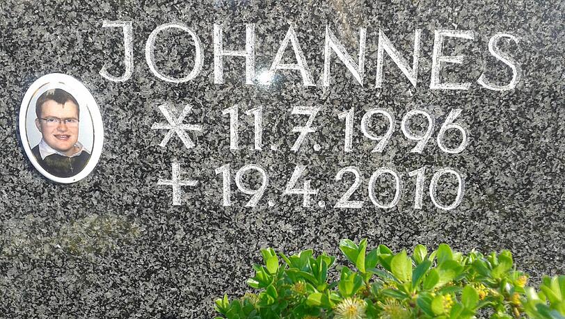 Der Grabstein von Johannes H. in Wolnzach: Der Bub verstarb nach einer OP. Der Grabstein von Johannes H. in Wolnzach: Der Bub verstarb nach einer OP.
