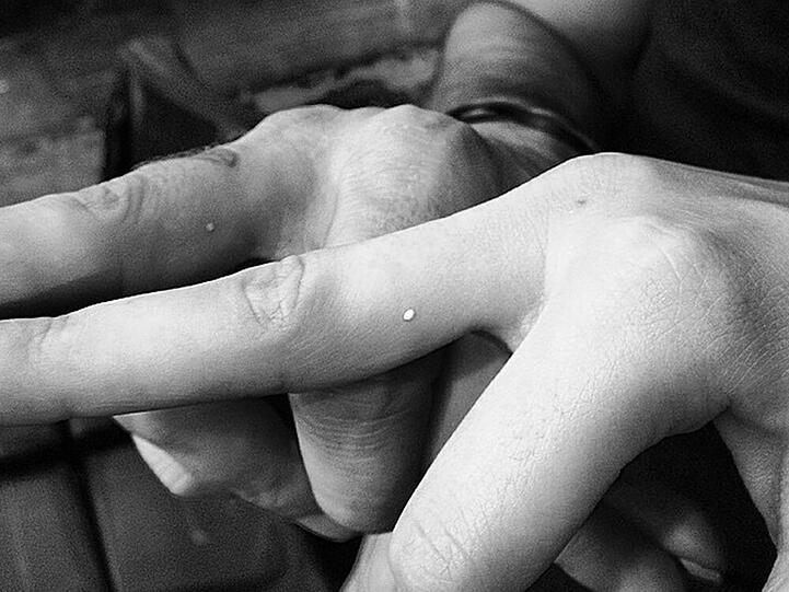 Wenn man ganz genau hinsieht, erkennt man den weißen Punkt auf Kendall Jenners Hand