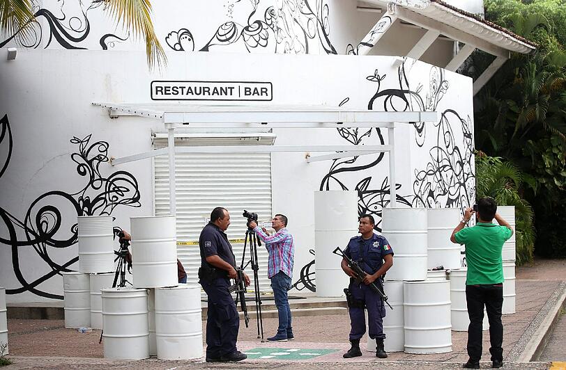 Polizisten sichern den Tatort im mexikanischen Puerto Vallarta: In diesem Restaurant soll der Sohn von Drogenboss "El Chapo" entführt worden sein. Foto: Ulises Ruiz Basurto