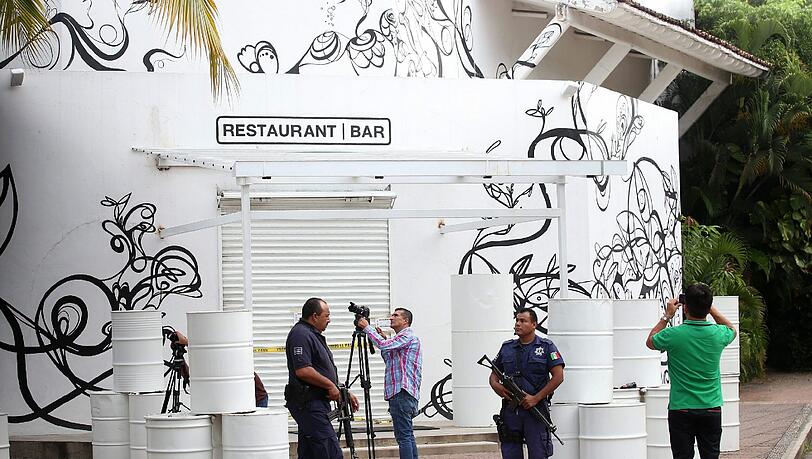 Polizisten sichern den Tatort im mexikanischen Puerto Vallarta: In diesem Restaurant soll der Sohn von Drogenboss "El Chapo" entführt worden sein. Foto: Ulises Ruiz Basurto Polizisten sichern den Tatort im mexikanischen Puerto Vallarta: In diesem Restaurant soll der Sohn von Drogenboss "El Chapo" entführt worden sein. Foto: Ulises Ruiz Basurto