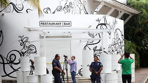 Polizisten sichern den Tatort im mexikanischen Puerto Vallarta: In diesem Restaurant soll der Sohn von Drogenboss "El Chapo" entführt worden sein. Foto: Ulises Ruiz Basurto