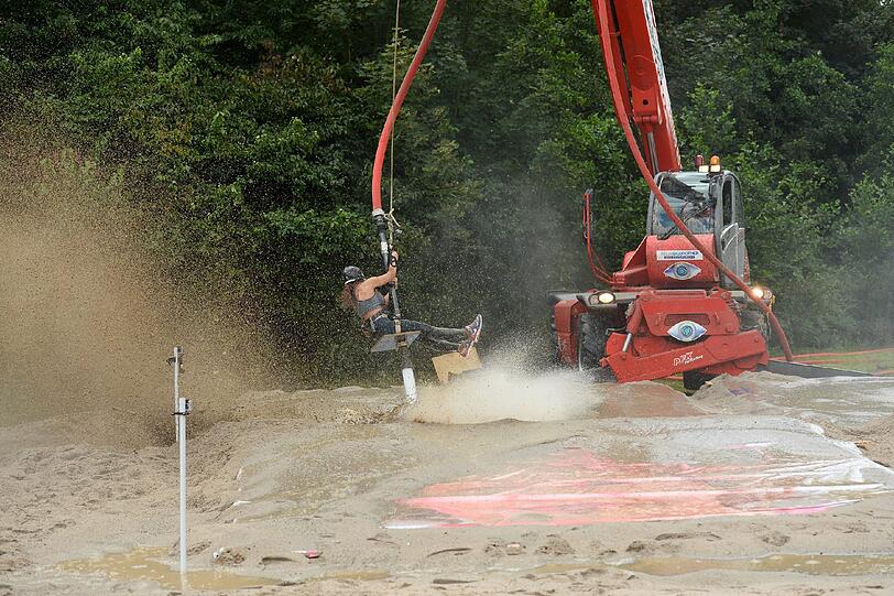 Während der Challenge. So schön reitet nur Ela auf dem Feuerwehrschlauch.
