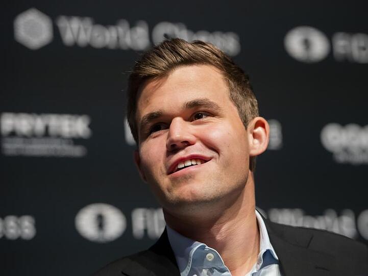 Schach-Genie Magnus Carlsen ist mit einem Sieg in sein Super-Onlineturnier gestartet.