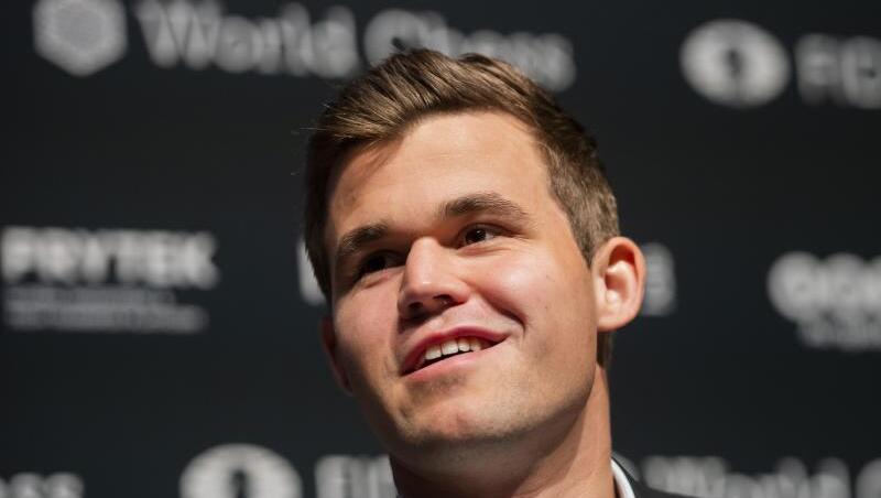 Schach-Genie Magnus Carlsen ist mit einem Sieg in sein Super-Onlineturnier gestartet. Schach-Genie Magnus Carlsen ist mit einem Sieg in sein Super-Onlineturnier gestartet.