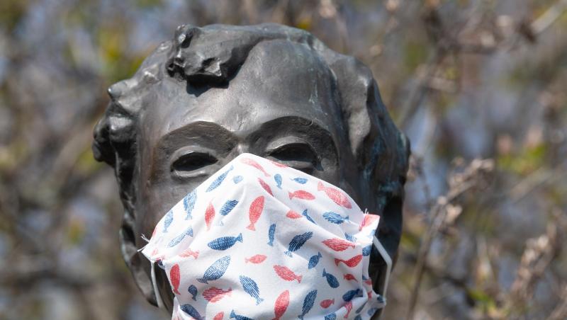 Eine selbstgebastelte Mundschutzmaske über der Kästner-Bronzeplastik in Dresden. Ingenieuren zufolge haben Staubsaugerbeutel für eine Maske der Marke Eigenbau hervorragende Filtereigenschaften. Eine selbstgebastelte Mundschutzmaske über der Kästner-Bronzeplastik in Dresden. Ingenieuren zufolge haben Staubsaugerbeutel für eine Maske der Marke Eigenbau hervorragende Filtereigenschaften.