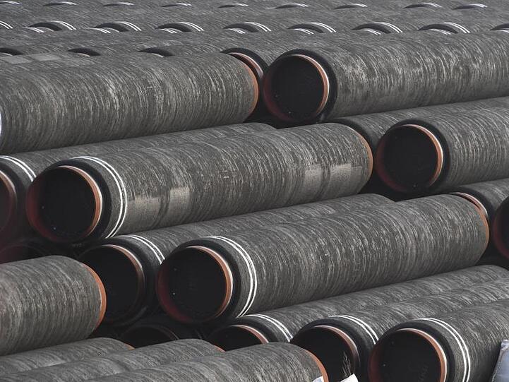 Rohre für die Ostsee-Gaspipeline Nord Stream 2 werden im Hafen von Mukran (Mecklenburg-Vorpommern) gelagert.
