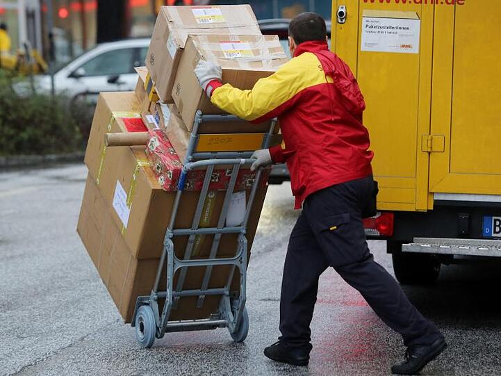 Deutsche Post DHL hat weltweit rund 520.000 Mitarbeiter, davon 220.000 in Deutschland.