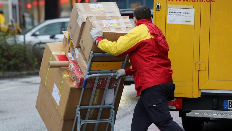 Deutsche Post DHL hat weltweit rund 520.000 Mitarbeiter, davon 220.000 in Deutschland. Deutsche Post DHL hat weltweit rund 520.000 Mitarbeiter, davon 220.000 in Deutschland.