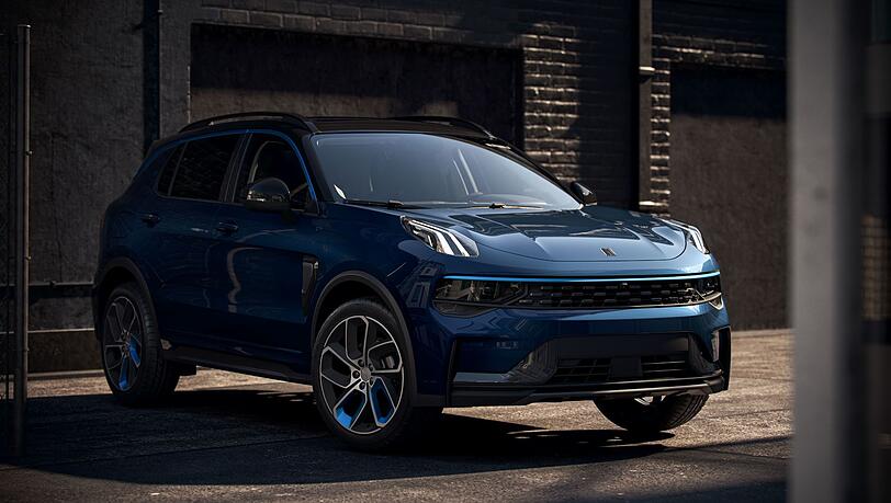 Den Lynk & Co 01 gibt es blau oder schwarz, als Hybrid oder Plug-in-Hybrid.
