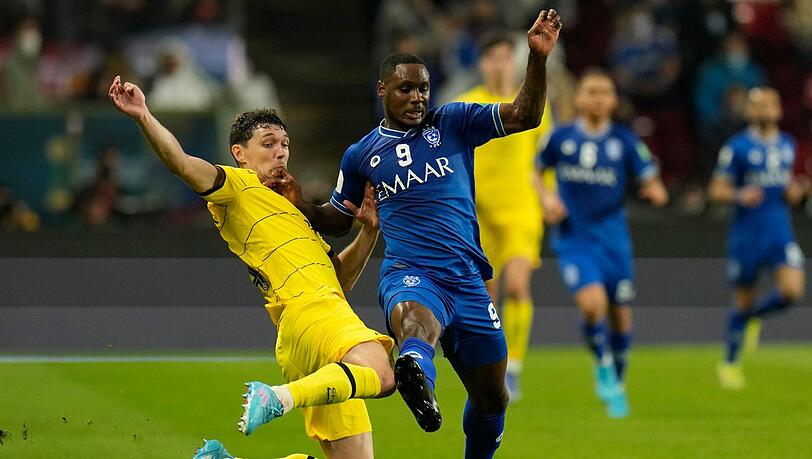 Chelseas Andreas Chistensen (l) kämpft mit Odion Ighalo von Al Hilal um den Ball.