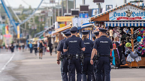 Polizisten auf der Wiesn. Wie steht es um die Sicherheit auf dem Oktoberfest nach dem Attentat in Solingen? (Archivbild)