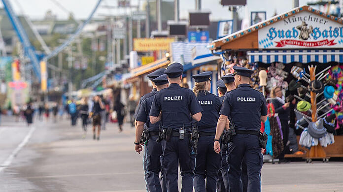 Polizisten auf der Wiesn. Wie steht es um die Sicherheit auf dem Oktoberfest nach dem Attentat in Solingen? (Archivbild)
