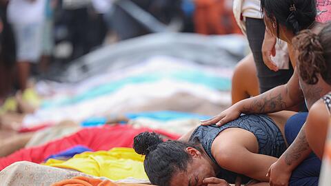 Familien trauern um ihre bei dem Einsatz getöteten Angehörigen.