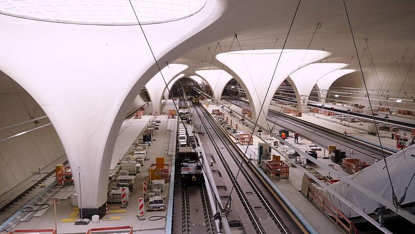 Die Lichtaugen des unterirdischen Bahnhofs sorgen f&uuml;r Tageslicht auf den Bahnsteigen. Und f&uuml;r Detail&auml;rger. Der Sichtbeton bekam graue Flecken - Maler &uuml;bertupften sie mit Schw&auml;mmen per Hand.