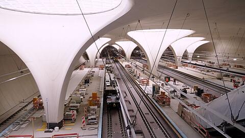 Die Lichtaugen des unterirdischen Bahnhofs sorgen f&uuml;r Tageslicht auf den Bahnsteigen. Und f&uuml;r Detail&auml;rger. Der Sichtbeton bekam graue Flecken - Maler &uuml;bertupften sie mit Schw&auml;mmen per Hand.