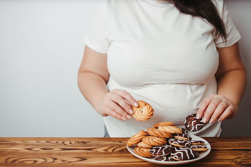 Produkte, die vornehmlich aus raffiniertem Weißmehl und Zucker gefertigt sind, erhöhen außerdem das Risiko für Übergewicht - ein maßgeblicher Faktor für Arteriosklerose. Denn zu viel Zucker kurbelt die Fettproduktion in der Leber an und erhöht Fettwerte im Blut. Ein erhöhter Cholesterinspiegel, Bluthochdruck, Übergewicht und Diabetes als Mitverursacher von Arterienverkalkung sind die Folge. Produkte, die vornehmlich aus raffiniertem Weißmehl und Zucker gefertigt sind, erhöhen außerdem das Risiko für Übergewicht - ein maßgeblicher Faktor für Arteriosklerose. Denn zu viel Zucker kurbelt die Fettproduktion in der Leber an und erhöht Fettwerte im Blut. Ein erhöhter Cholesterinspiegel, Bluthochdruck, Übergewicht und Diabetes als Mitverursacher von Arterienverkalkung sind die Folge.