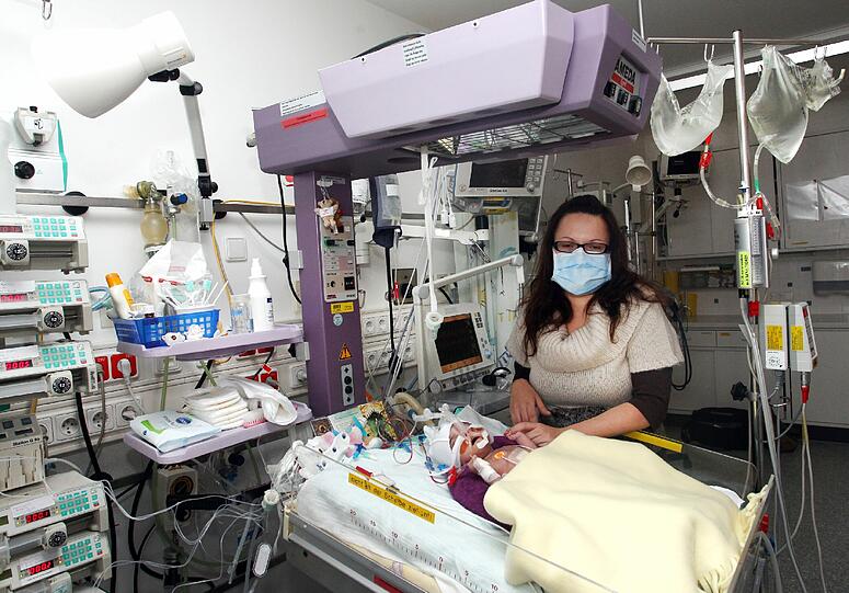 Seit ihrer ersten Herz-OP liegt Baby Jana auf der Intensivstation im Klinikum Großhadern. Ihre Mama Alexandra besucht sie, so oft es geht.