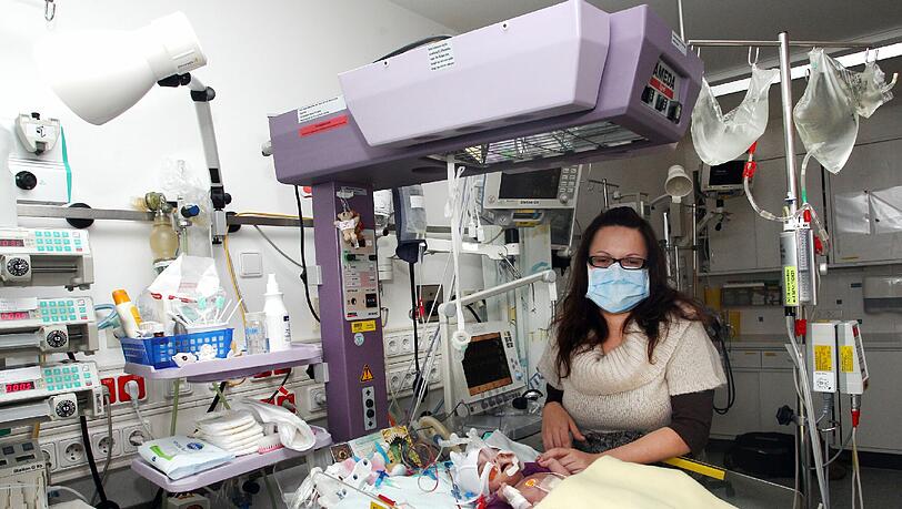 Seit ihrer ersten Herz-OP liegt Baby Jana auf der Intensivstation im Klinikum Großhadern. Ihre Mama Alexandra besucht sie, so oft es geht. Seit ihrer ersten Herz-OP liegt Baby Jana auf der Intensivstation im Klinikum Großhadern. Ihre Mama Alexandra besucht sie, so oft es geht.